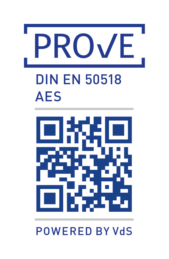 Das Bild zeigt das PROVE-Logo mit der Norm DIN EN 50518 und AES, darunter einen QR-Code und den Hinweis 'POWERED BY VdS'.