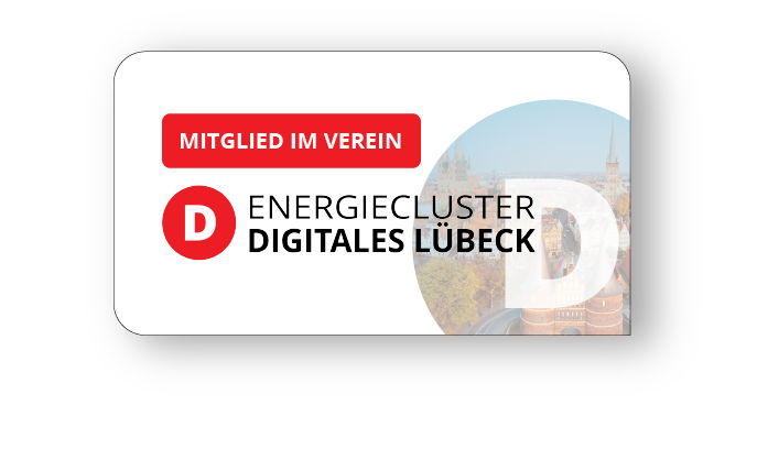 Ein weißer Button mit rotem Banner 'MITGLIED IM VEREIN', dem Logo 'D ENERGIECLUSTER DIGITALES LÜBECK' und einer Ansicht von Lübeck im Hintergrund.
