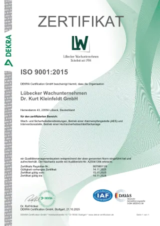 ISO 9001:2015 Zertifikat für Lübecker Wachunternehmen Dr. Kurt Kleinfeldt GmbH, ausgestellt von DEKRA, gültig bis 2028.