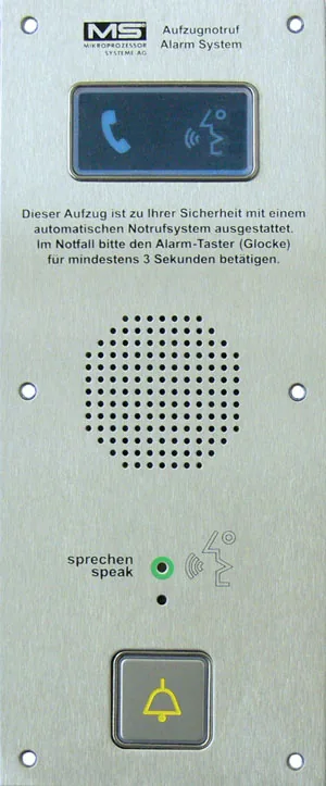 Aufzug-Notruf über eine Gegensprechanlage mit Lautsprecher, Mikrofon, Anzeige und gelber Alarmtaste.