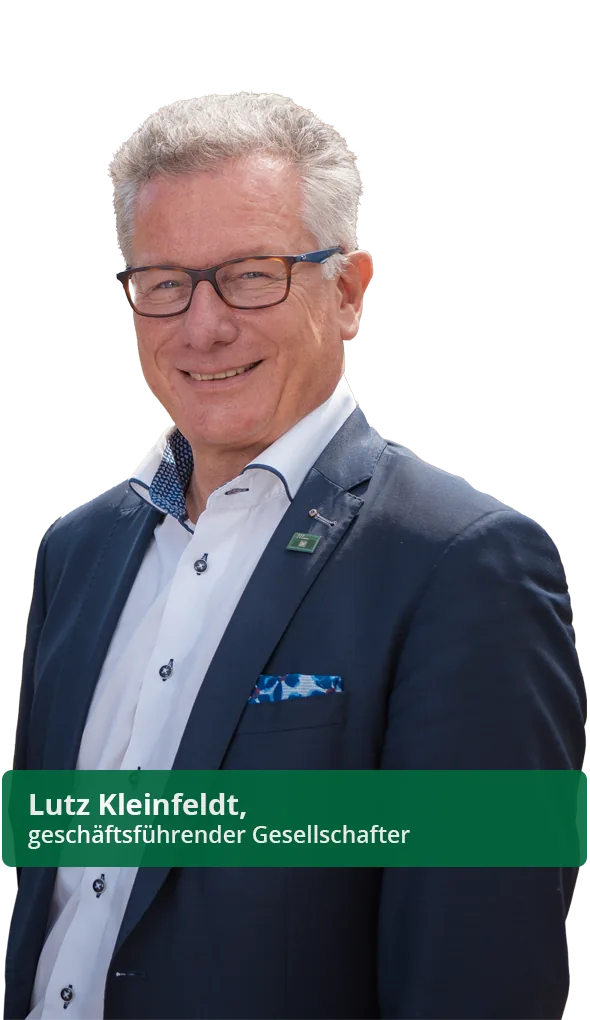 Porträt von Lutz Kleinfeldt, einem lächelnden Mann mit Brille und grauem Haar, der einen dunklen Anzug trägt und als geschäftsführender Gesellschafter ausgewies