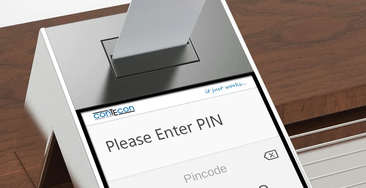 Nahaufnahme eines digitalen Eingabeterminals zur PIN-Eingabe in einem automatischen Schließfachsystem.