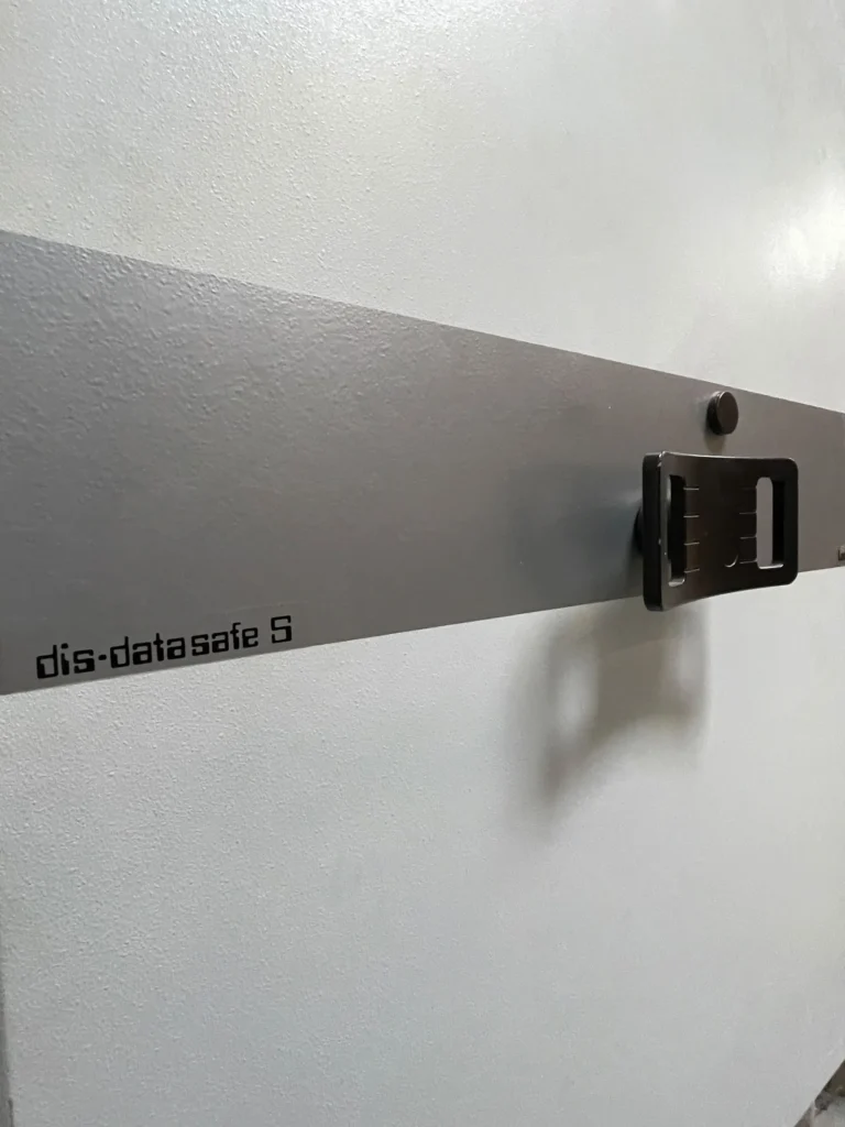 Nahaufnahme eines dis-datasafe S Sicherheitsschranks zur professionellen Einlagerung von digitalen Datenträgern.