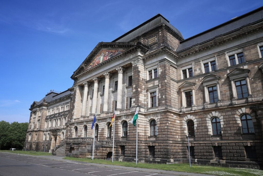 Historisches Gebäude mit Säulenportikus und Flaggen – Beispiel für NGRS-Einsatzbereiche