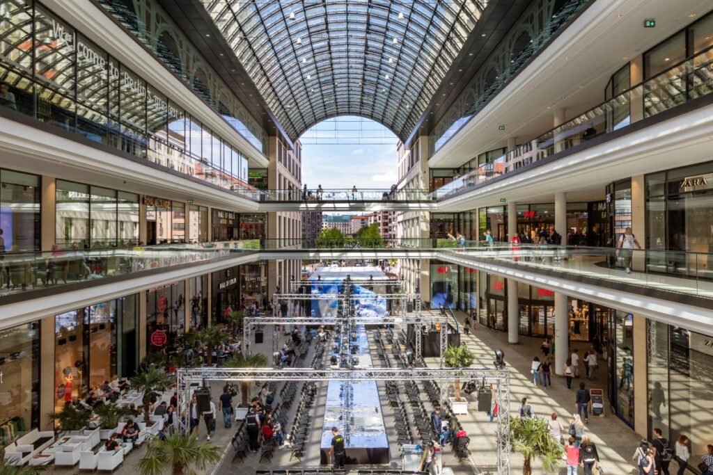 Einkaufszentrum mit Glasdach und Galerien – Beispiel für NGRS-Einsatzbereiche im öffentlichen Raum