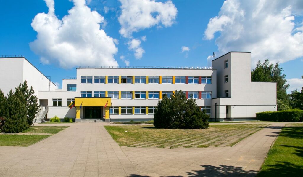 Schulgebäude mit farbigen Fensterrahmen – Beispiel für einen NGRS-Einsatzbereich