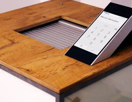 Modernes Terminal mit Touchscreen zur PIN-Eingabe auf einem Schließfach-Modul aus Holz und Metall im Safe-Center Lübeck.